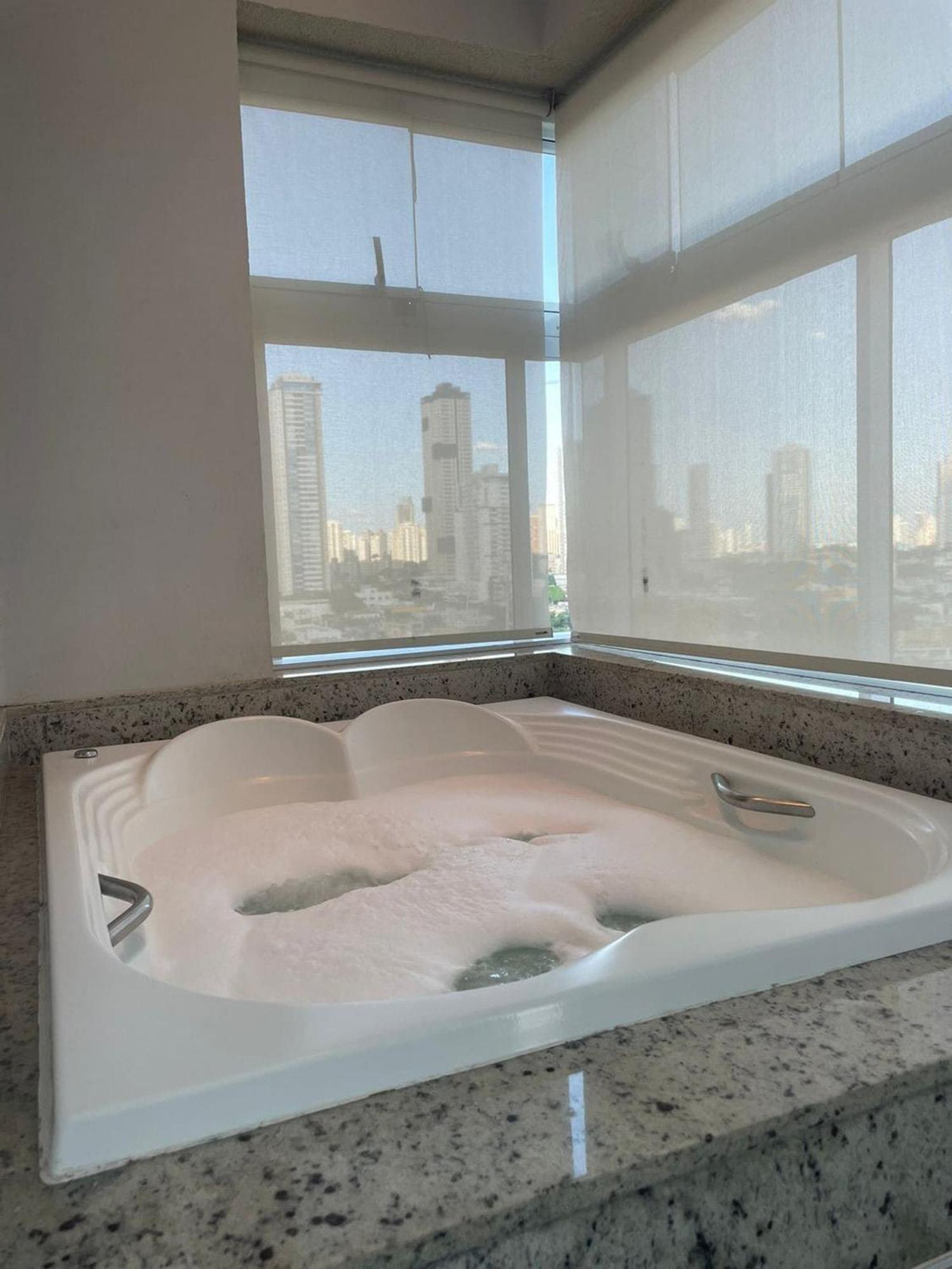 1 Qts.| 2 Hosp. | Jacuzzi Na Varanda | Linda Vista Гояния Экстерьер фото